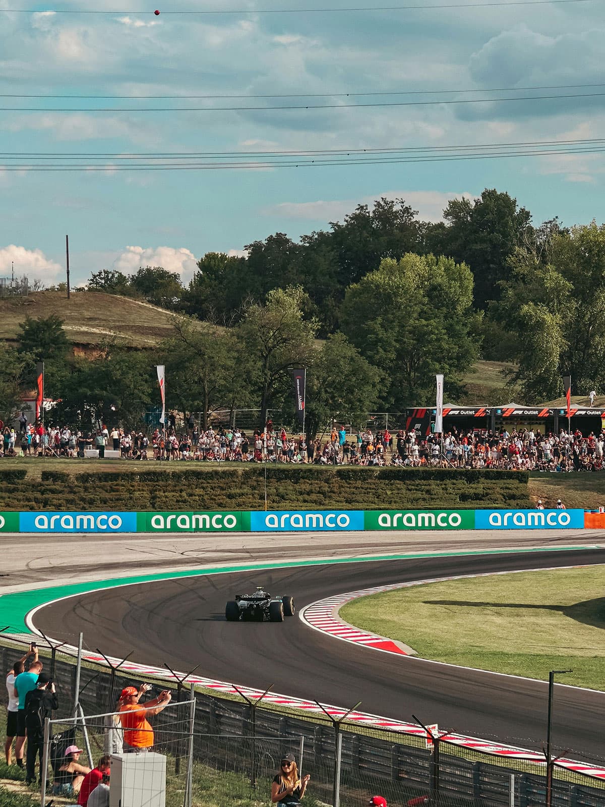 Utsikt över en Formel 1-bana med läktare längs banan