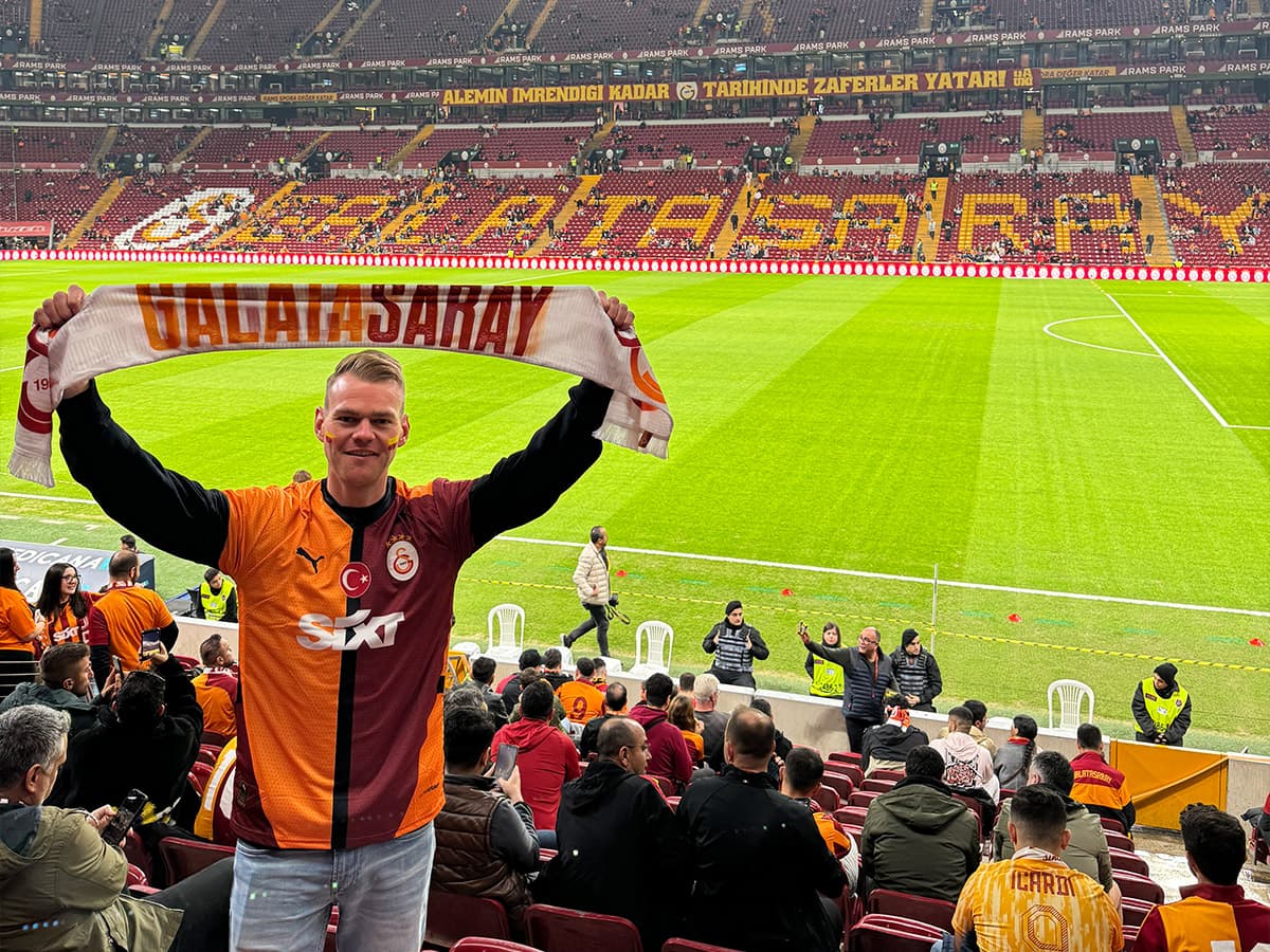 Erik med fotbollsbiljetter till en match i Turkiet