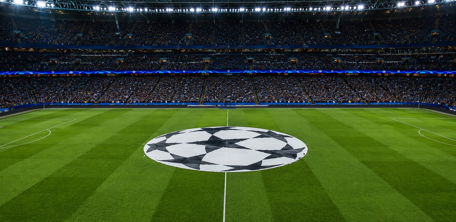 Champions League-pokalen under strålkastarljuset på en kvällsmatch